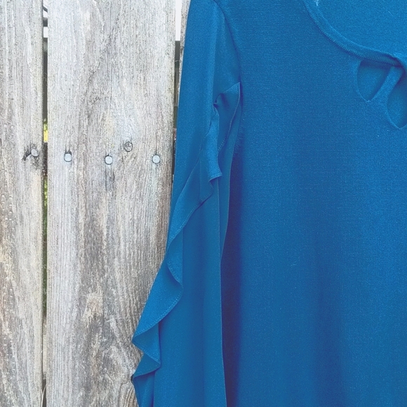 Pretty teal blue sweater - Picture 3 of 3